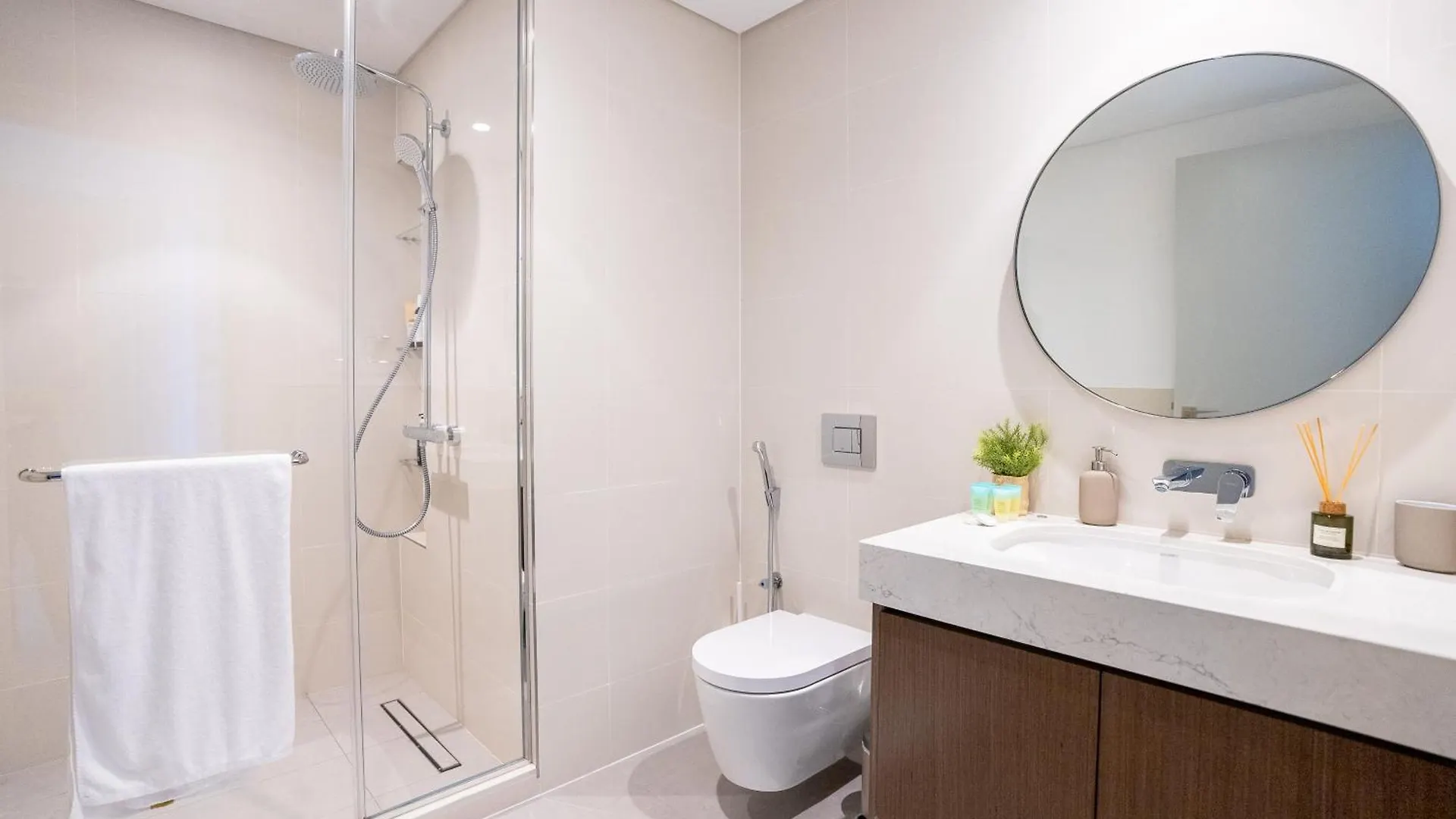Ocean View And Private Beach Access - 2 Br Dubai Apartment