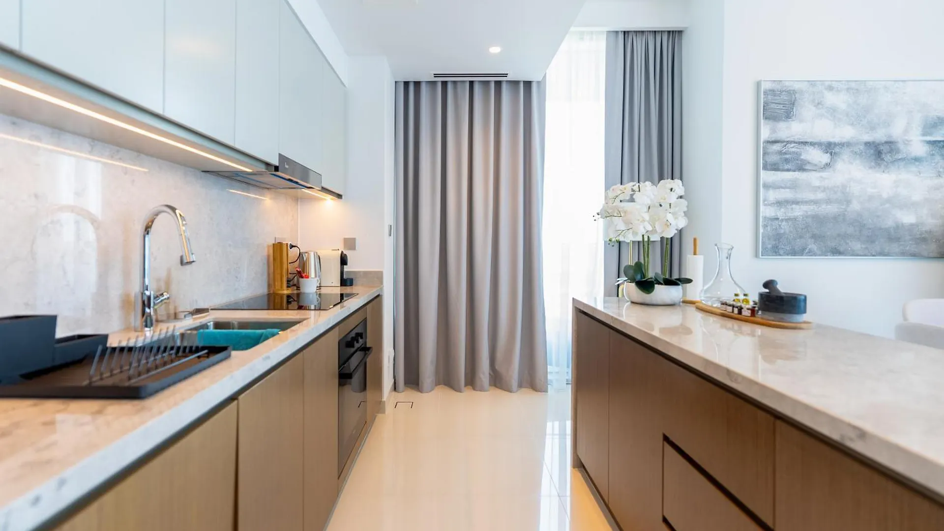 Ocean View And Private Beach Access - 2 Br Dubai Apartment
